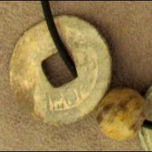 Collier avec pi�ces en bronze et jade